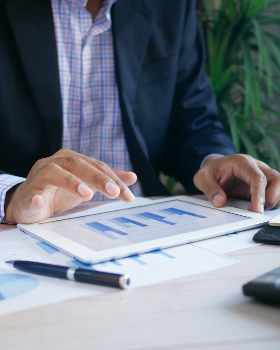 Asesor revisando reportes financieros en una tableta